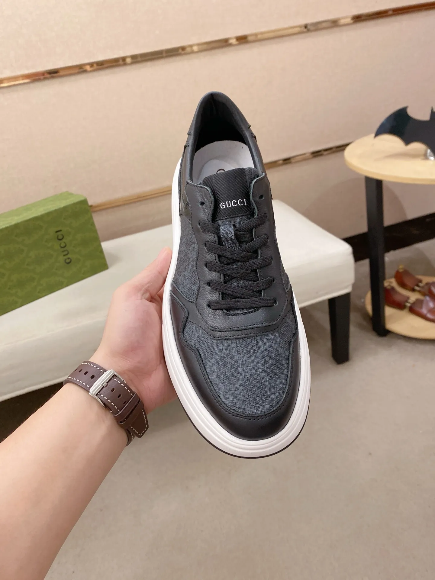 Men's shoes 💰 440 💰 High-quality new GUCCI counters are launched simultaneously. The new men's shoes, 😘fabrics are selected from imported cowhide, and the lining is sheepskin lining. 👍🏿 High-end ☄️ air-cushion molded anti-slip rubber outsole, exquisite lines, simple and elegant, comfortable and high-end for leisure travel. Code number: 38 to 44 (45 can be customized and cannot be returned or exchanged)